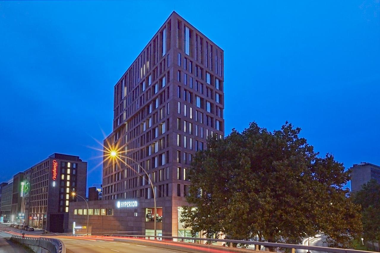 Hyperion Hotel Hamburg Exterior photo The hotel at night