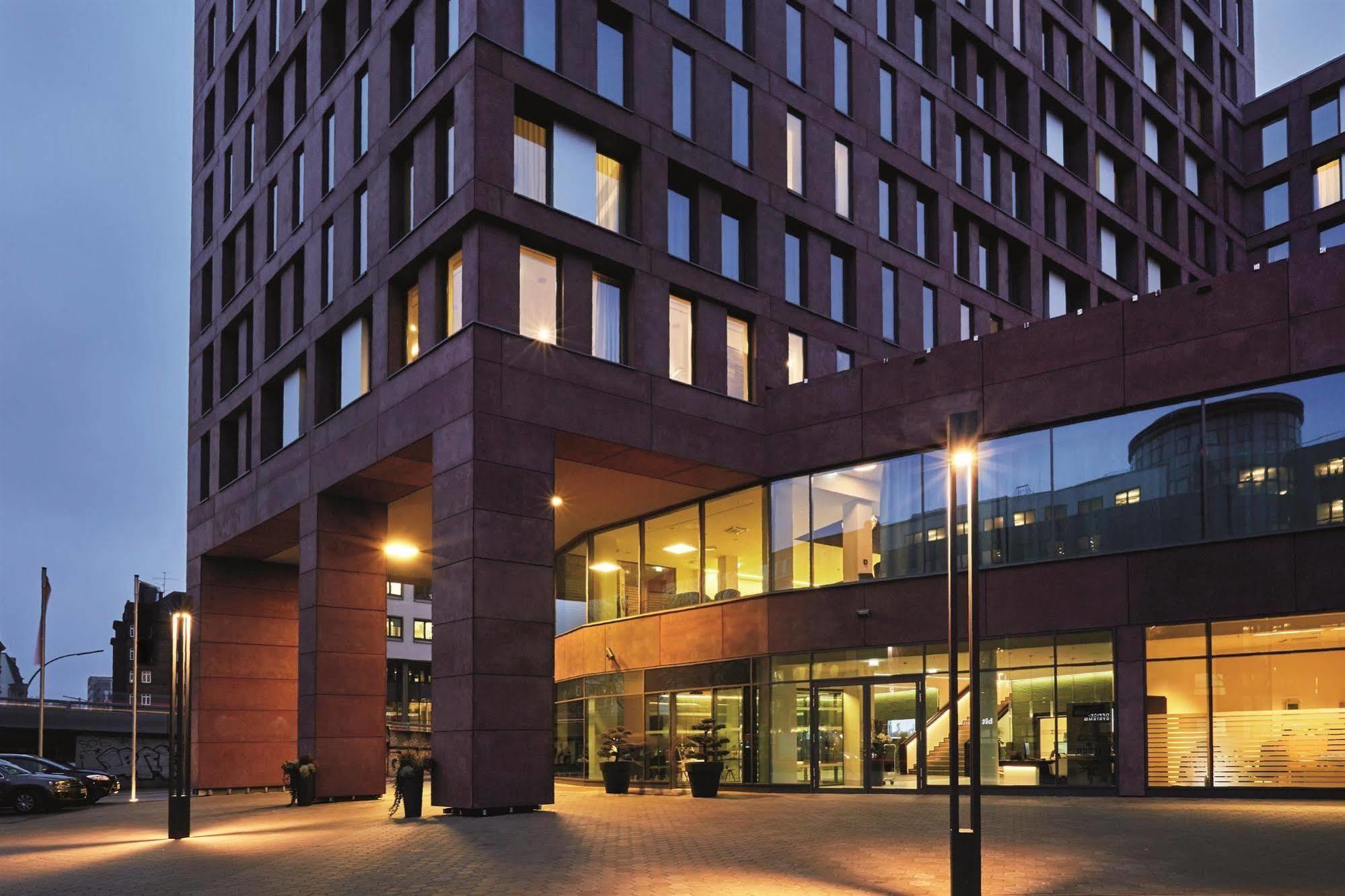 Hyperion Hotel Hamburg Exterior photo The building at night